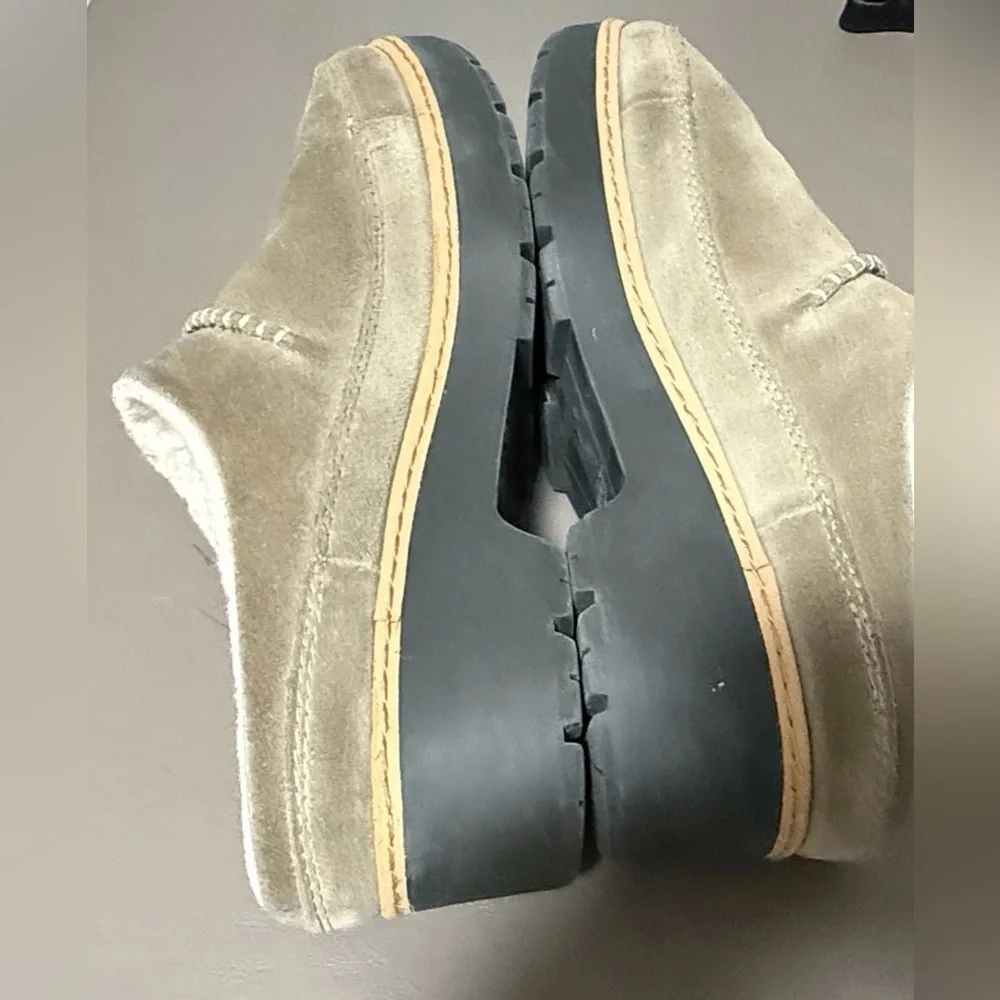 UGG Women’s Size 8 1/2 Lynwood Closed Toe Clogs Shoes Khaki Color Suede - Picture 8 of 15